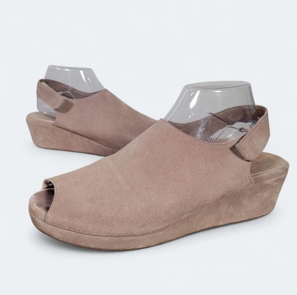 Chocolat Blu Yana Suede Wedge Sandals Size 9.5 Taupe Casual Comfy - Picture 16 of 16